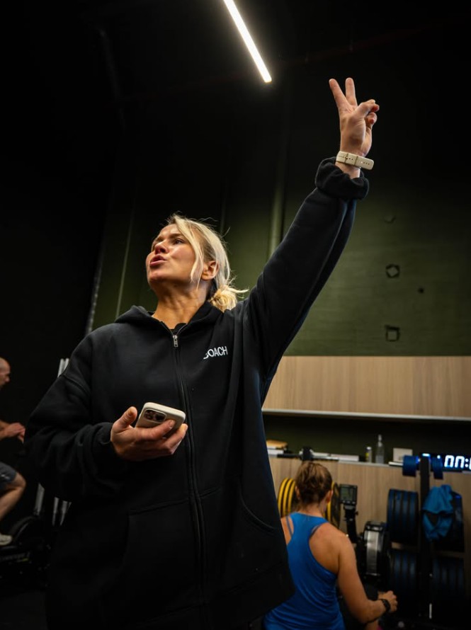 Coach Silje heier på medlemmer under en økt hos CrossFit Sandvika